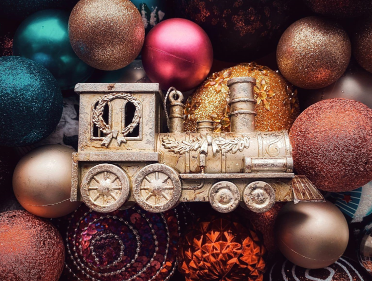 Unpacking the Science Behind Christmas Ornaments: How Physics and Chemistry Shape Our Decorations