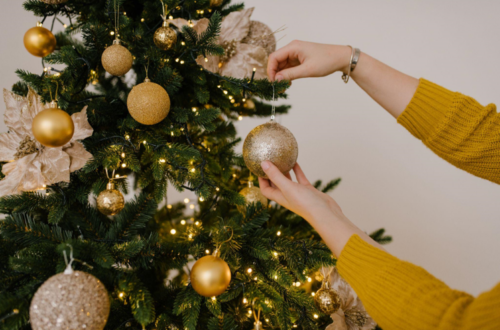 Christmas Wreaths & Unlit Trees for a Cozy Holiday